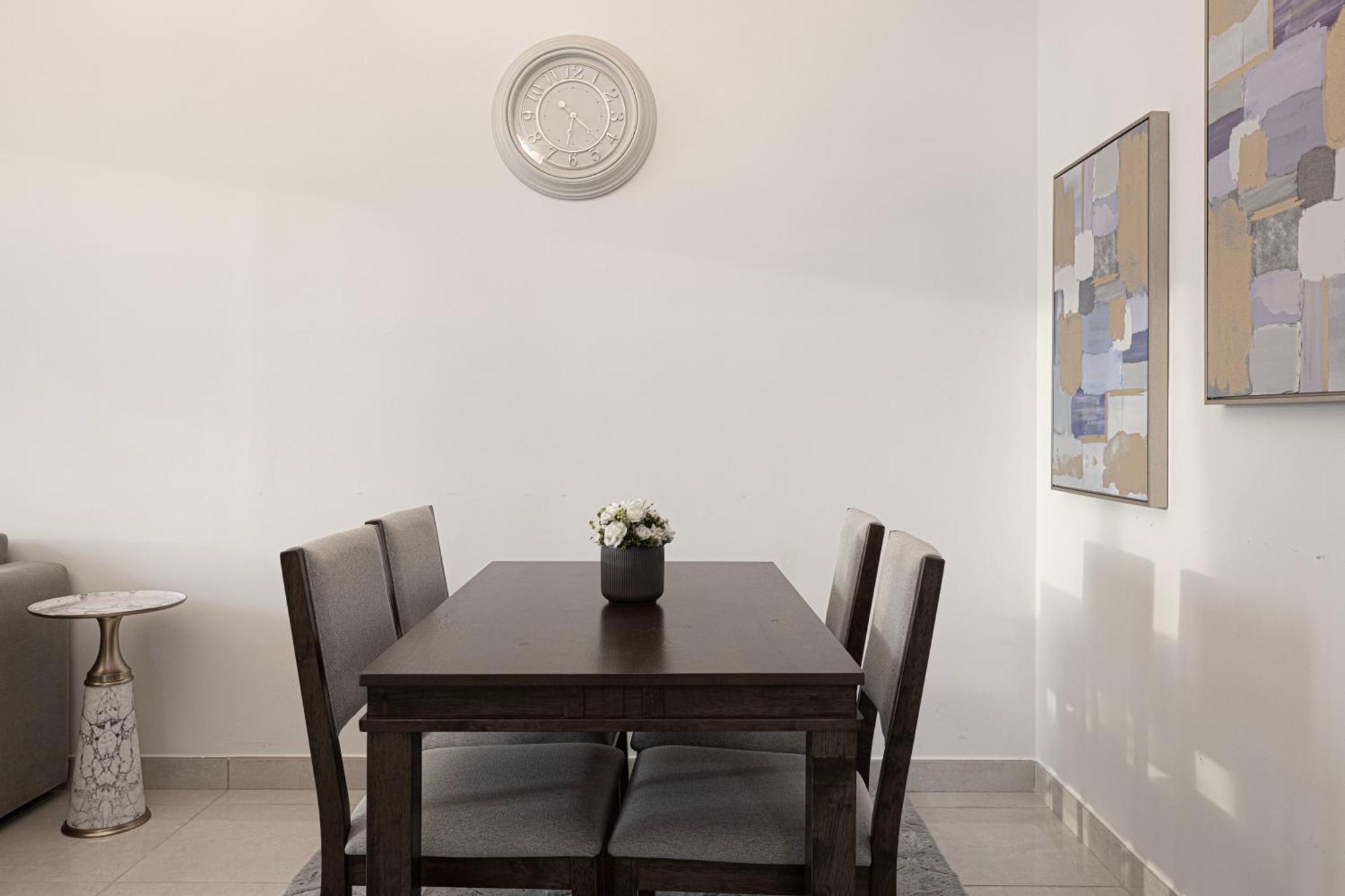 Luxurious 1br In Court Tower Business Bay Dubai