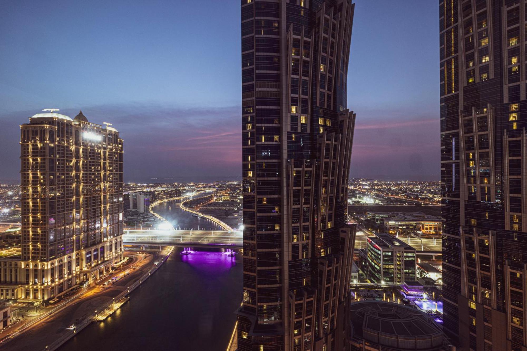 Luxurious 1br In Court Tower Business Bay