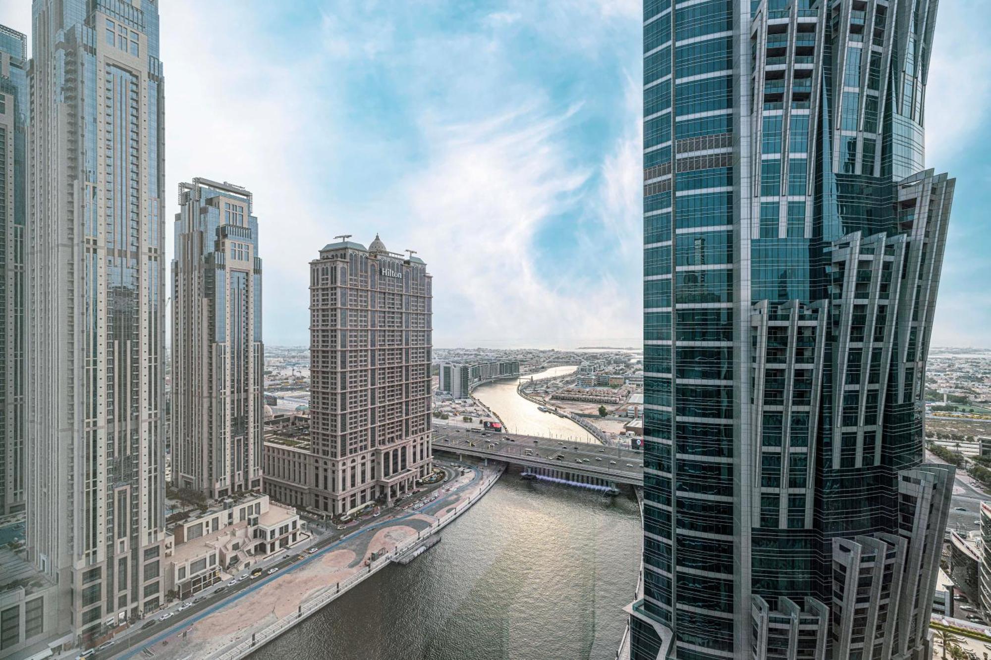 Luxurious 1br In Court Tower Business Bay Dubai
